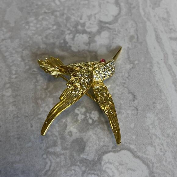 Hummingbird gold toned pin brooch pink eye rhinestone detail - Picture 4 of 12